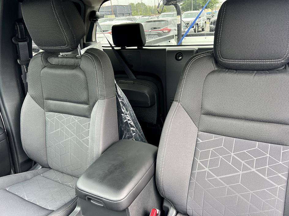 2025 Nissan Frontier SV photo 13