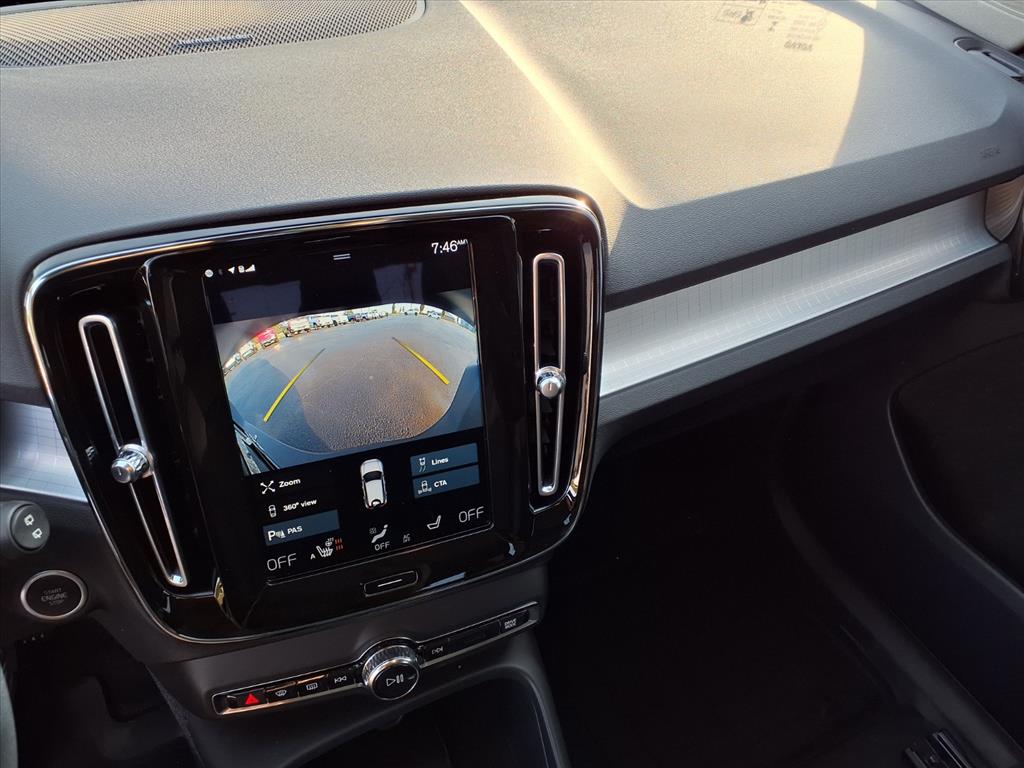 2021 Volvo XC40 T5 Momentum photo 4