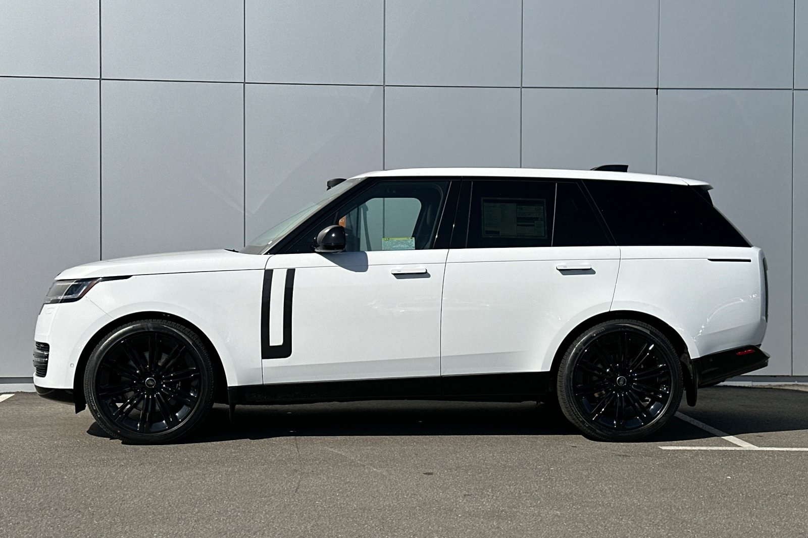 2025 Land Rover Range Rover SE photo 2