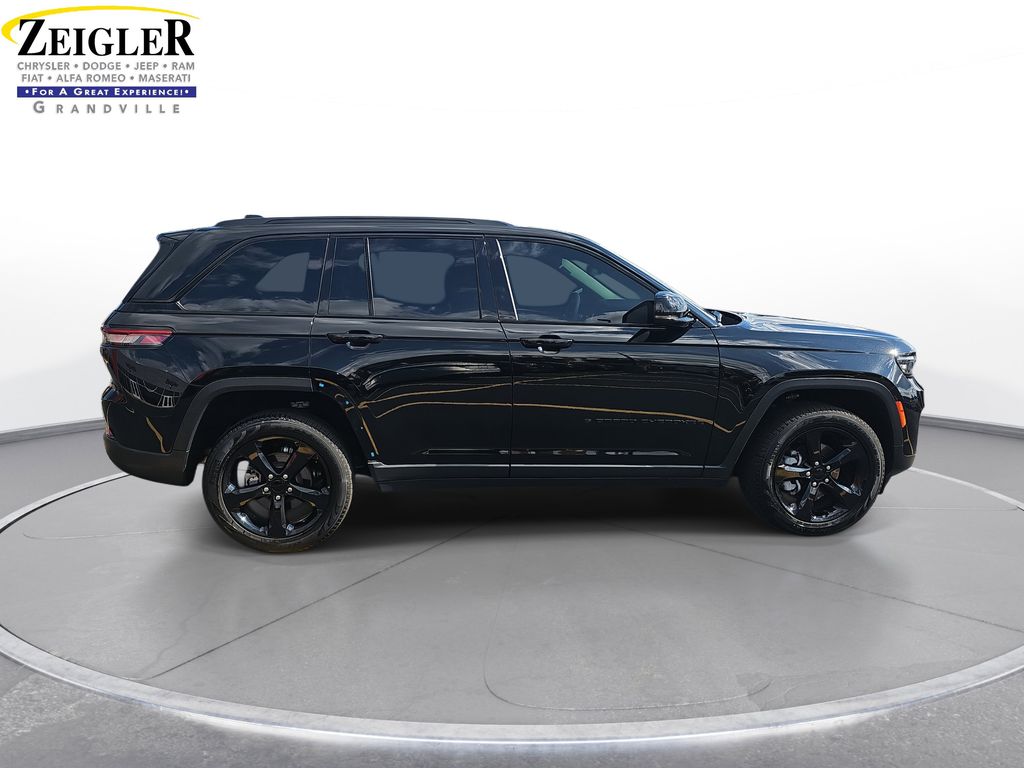 2023 Jeep Grand Cherokee Limited photo 2