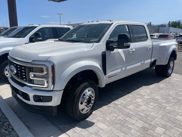 2025 Ford F-450 photo 2
