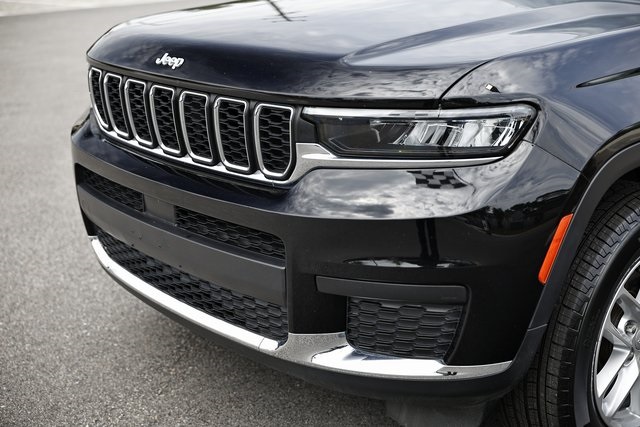 2023 Jeep Grand Cherokee Laredo photo 11