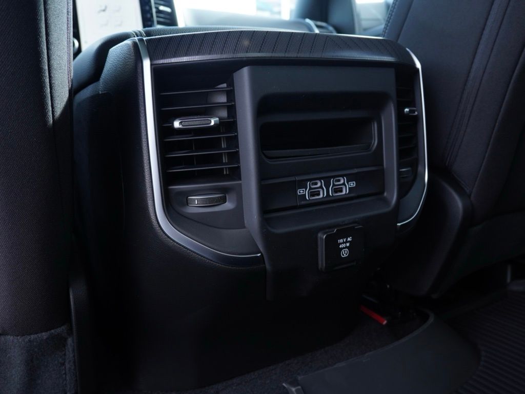 New 2026 Diamond Black Crystal Pearl-Coat Exterior Paint RAM Big Horn Night Edition image 21