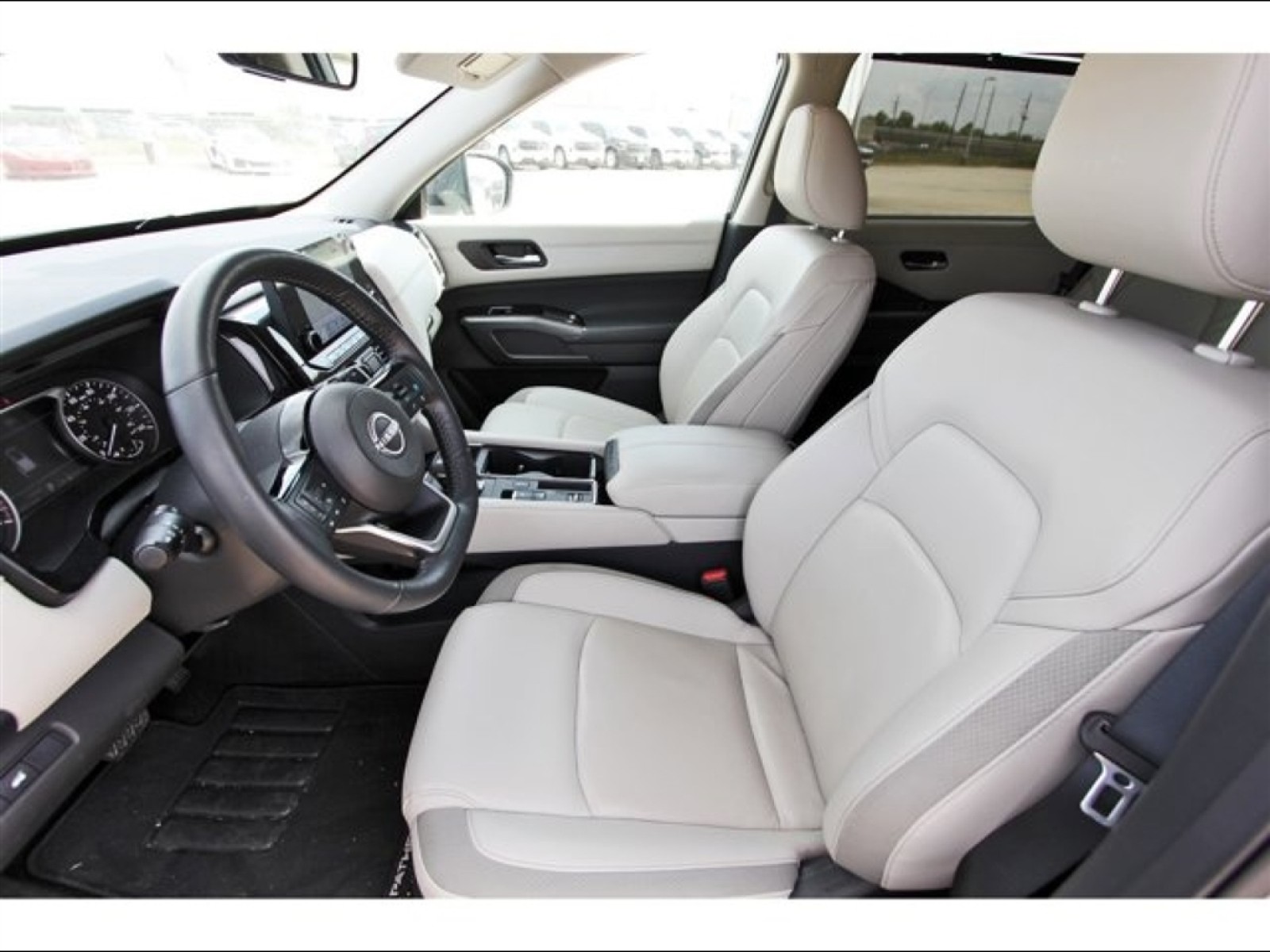 2025 Nissan Pathfinder SL - 9