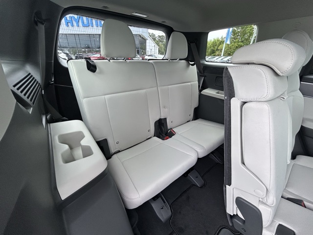 2026 Hyundai Santa Fe SE photo 4