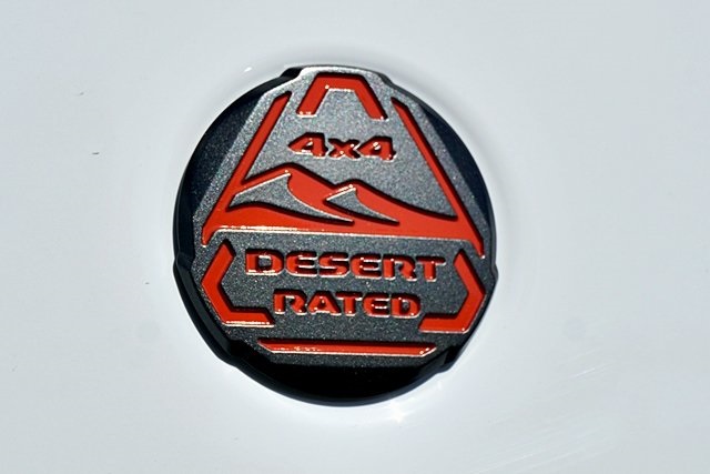 New 2025 Bright White Clear-Coat Exterior Paint Jeep Mojave image 12