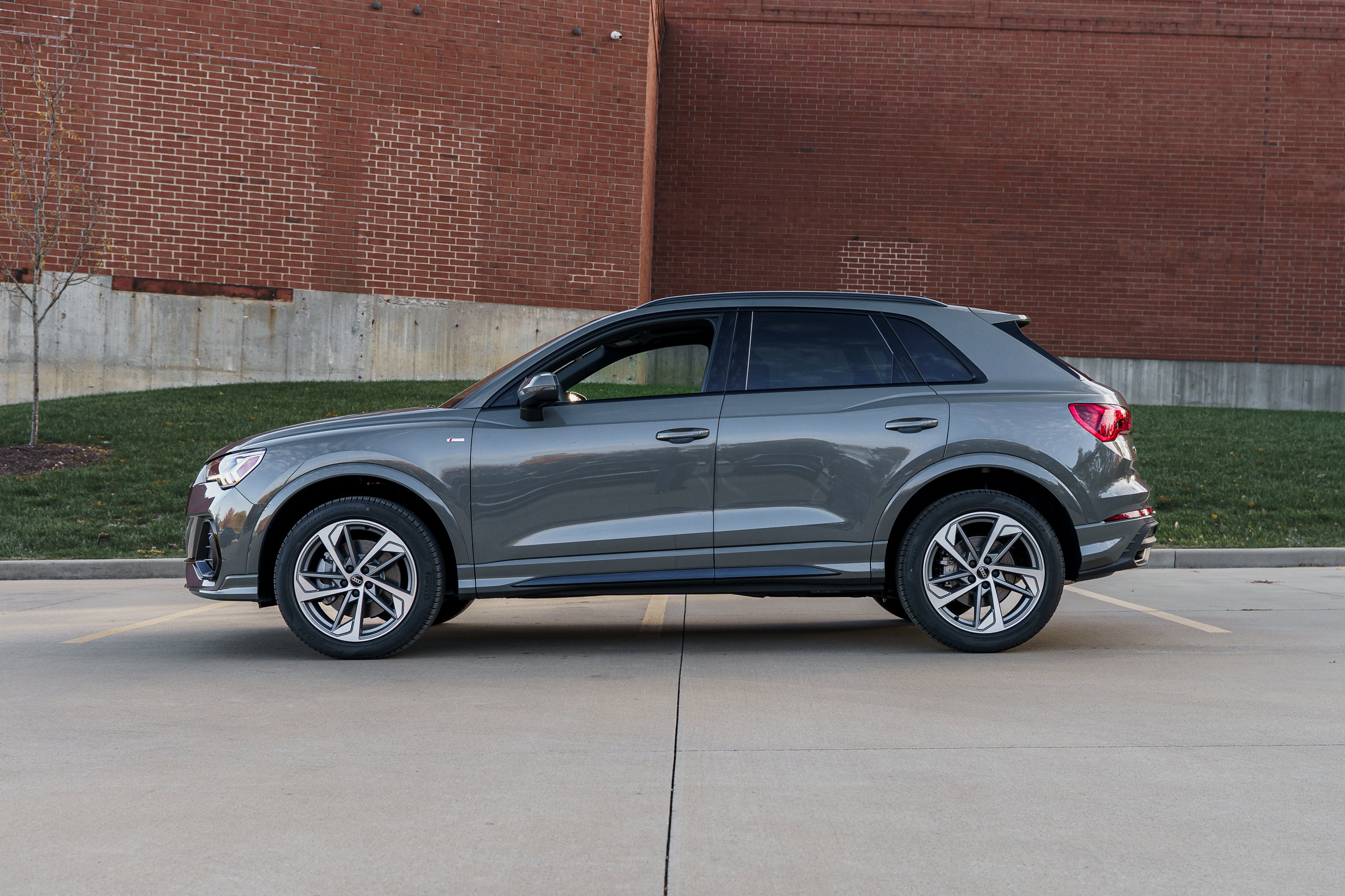 2025 Audi Q3 S line Premium photo 4