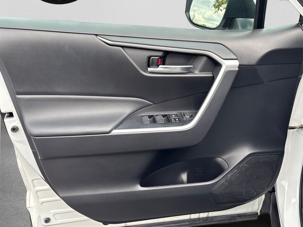 2022 Toyota RAV4 XLE photo 19