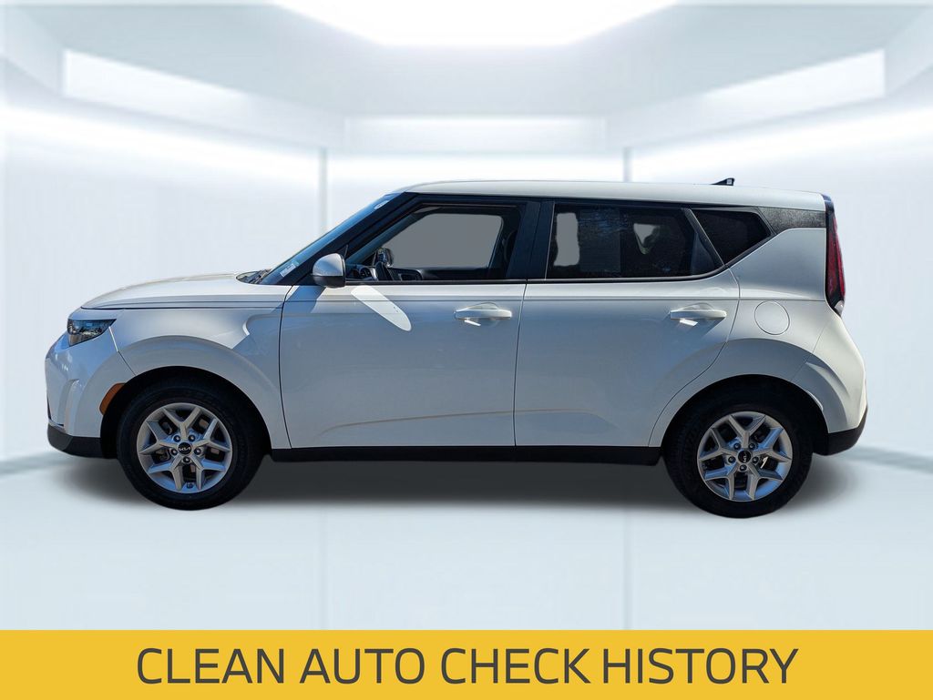 2024 Kia Soul LX photo 2