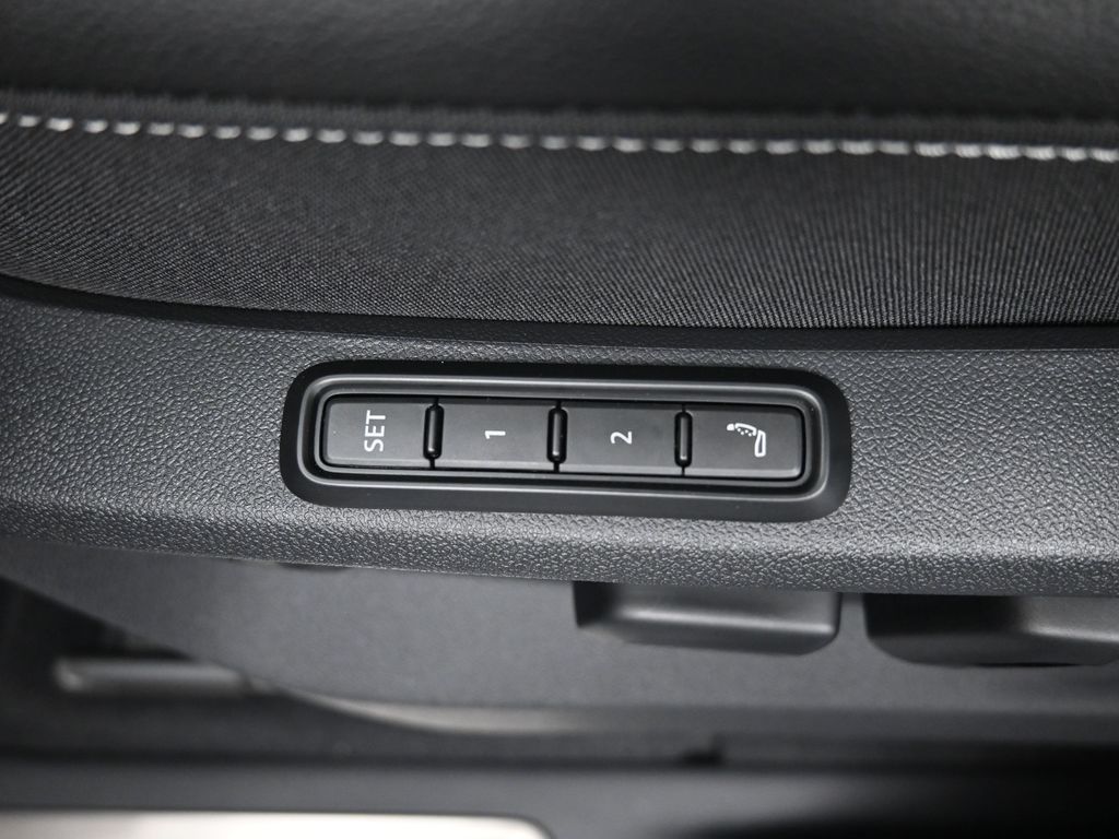 2025 Volkswagen Atlas Cross Sport SEL Premium R-Line photo 37