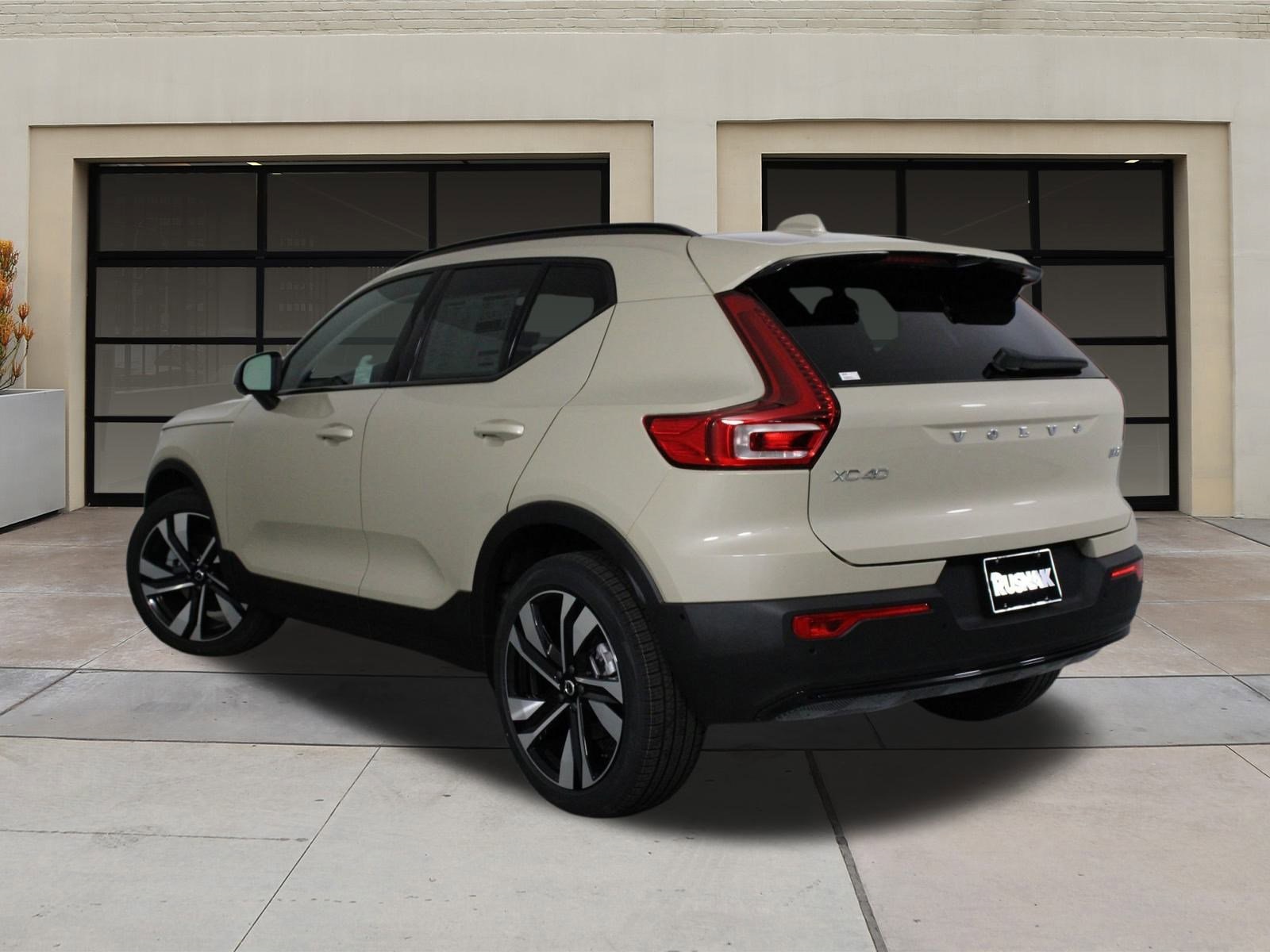 2026 Volvo XC40 photo 3
