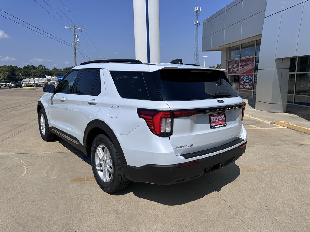 2025 Ford Explorer photo 2