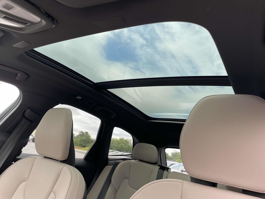 2026 Volvo XC60 B5 Core photo 9