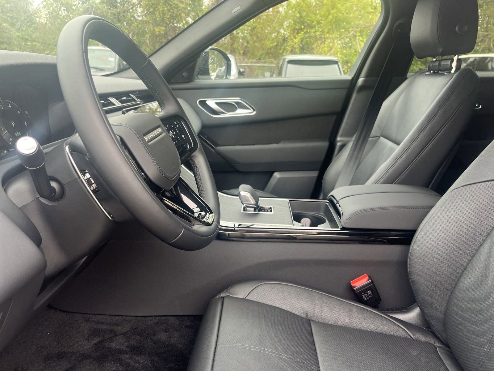 2025 Land Rover Range Rover Velar SE photo 4
