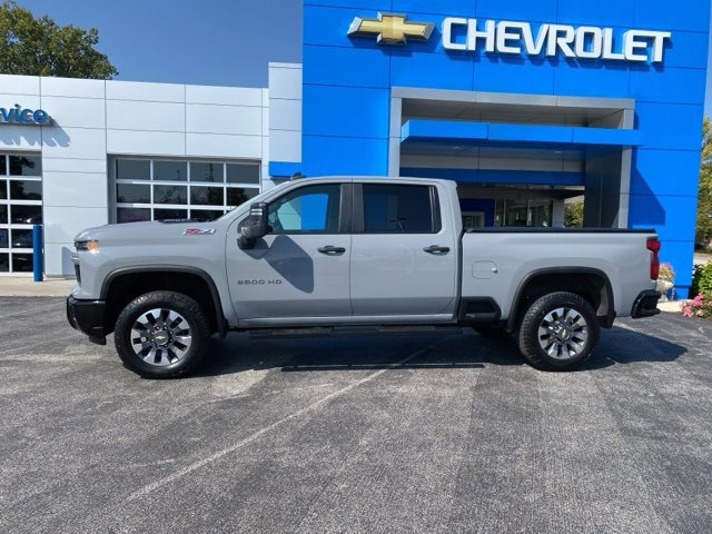 2024 Chevrolet Silverado 2500HD Custom photo 2