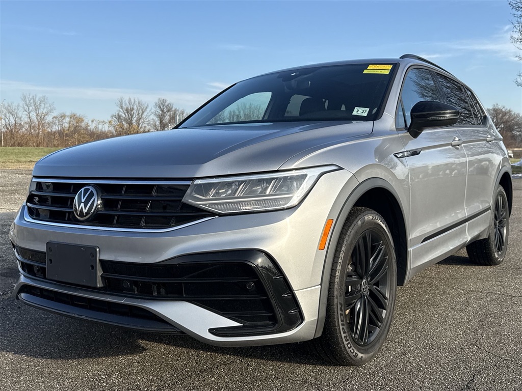 2022 Volkswagen Tiguan SE R-LINE BLACK's photo