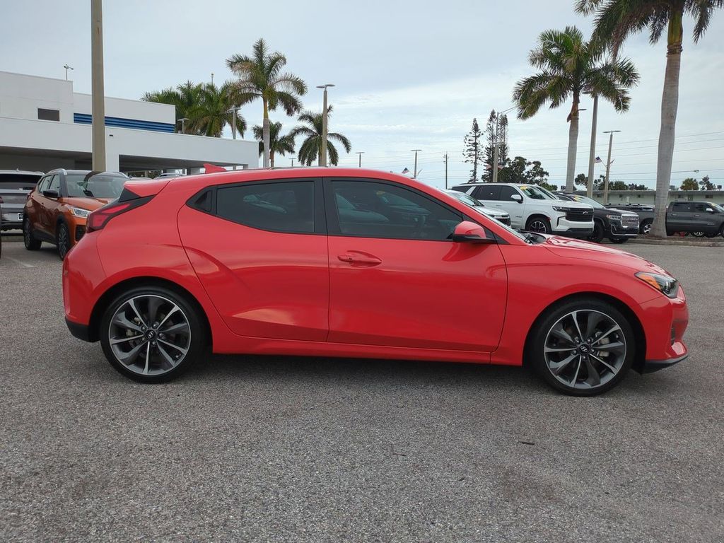 2021 Hyundai Veloster 2.0L Premium photo 4