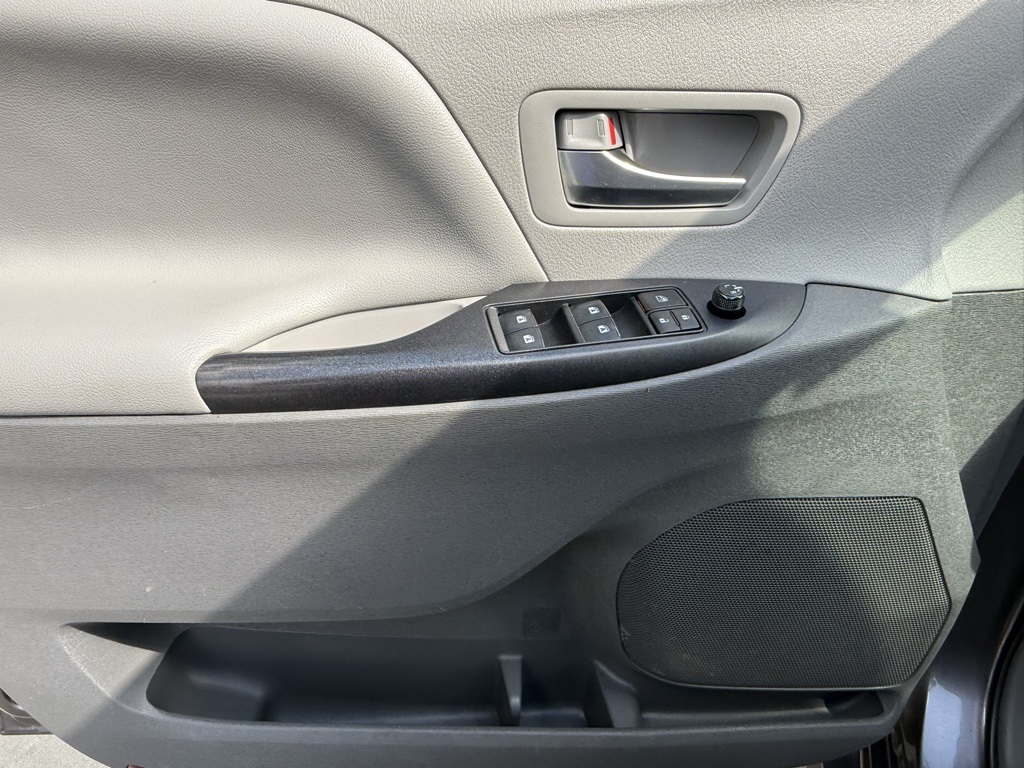 2020 Toyota Sienna LE photo 7