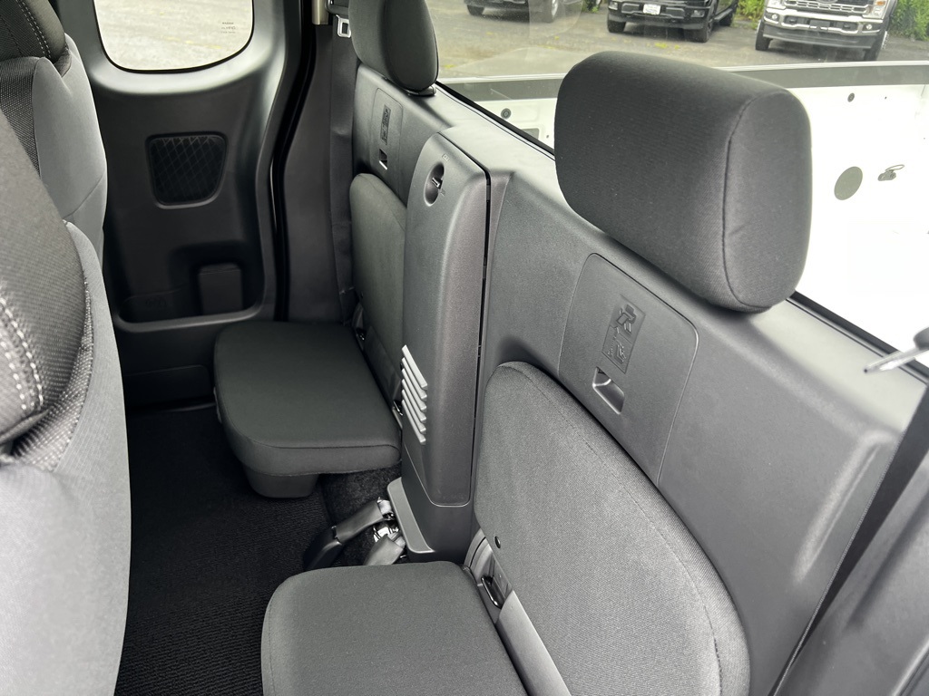 2025 Nissan Frontier SV photo 17