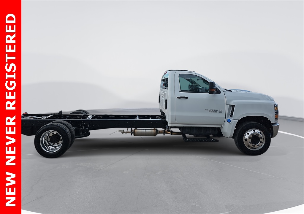 2023 Chevrolet Silverado 4500HD LT photo 2