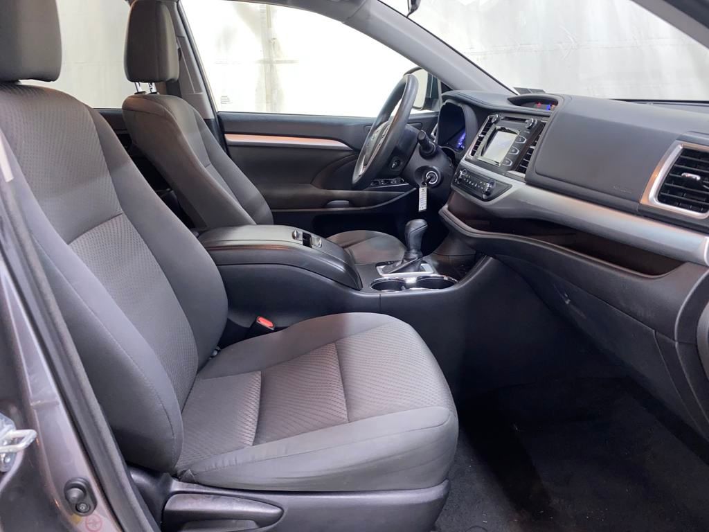 2018 Toyota Highlander LE photo 12