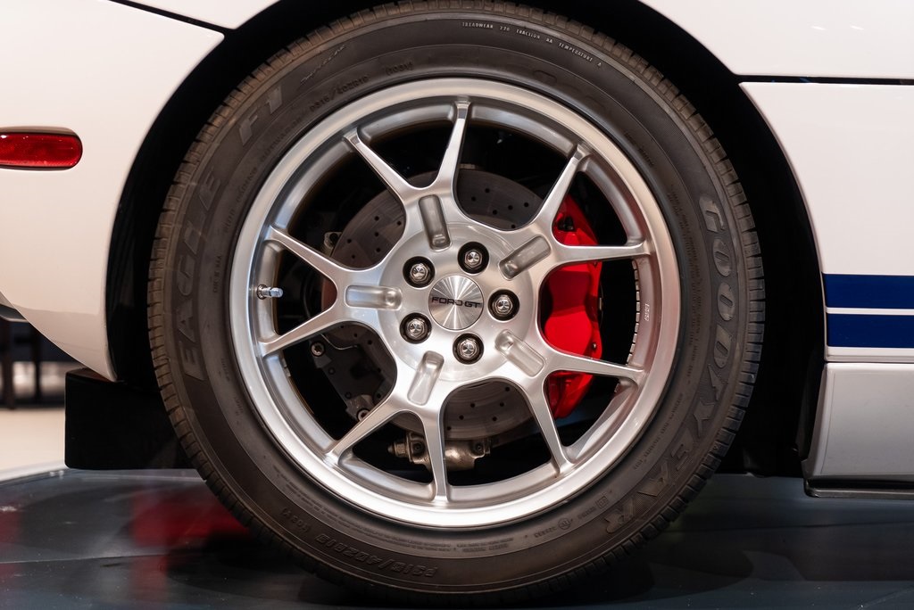 2005 Ford GT Base photo 17