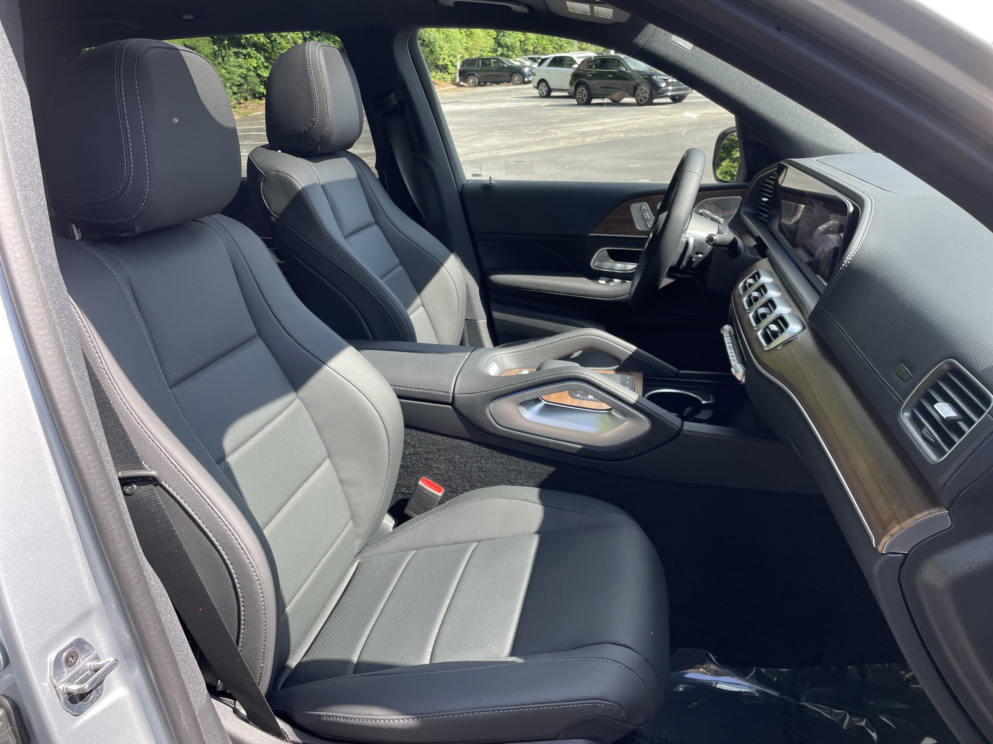 2025 Mercedes Benz GLS 450 4MATIC photo 3