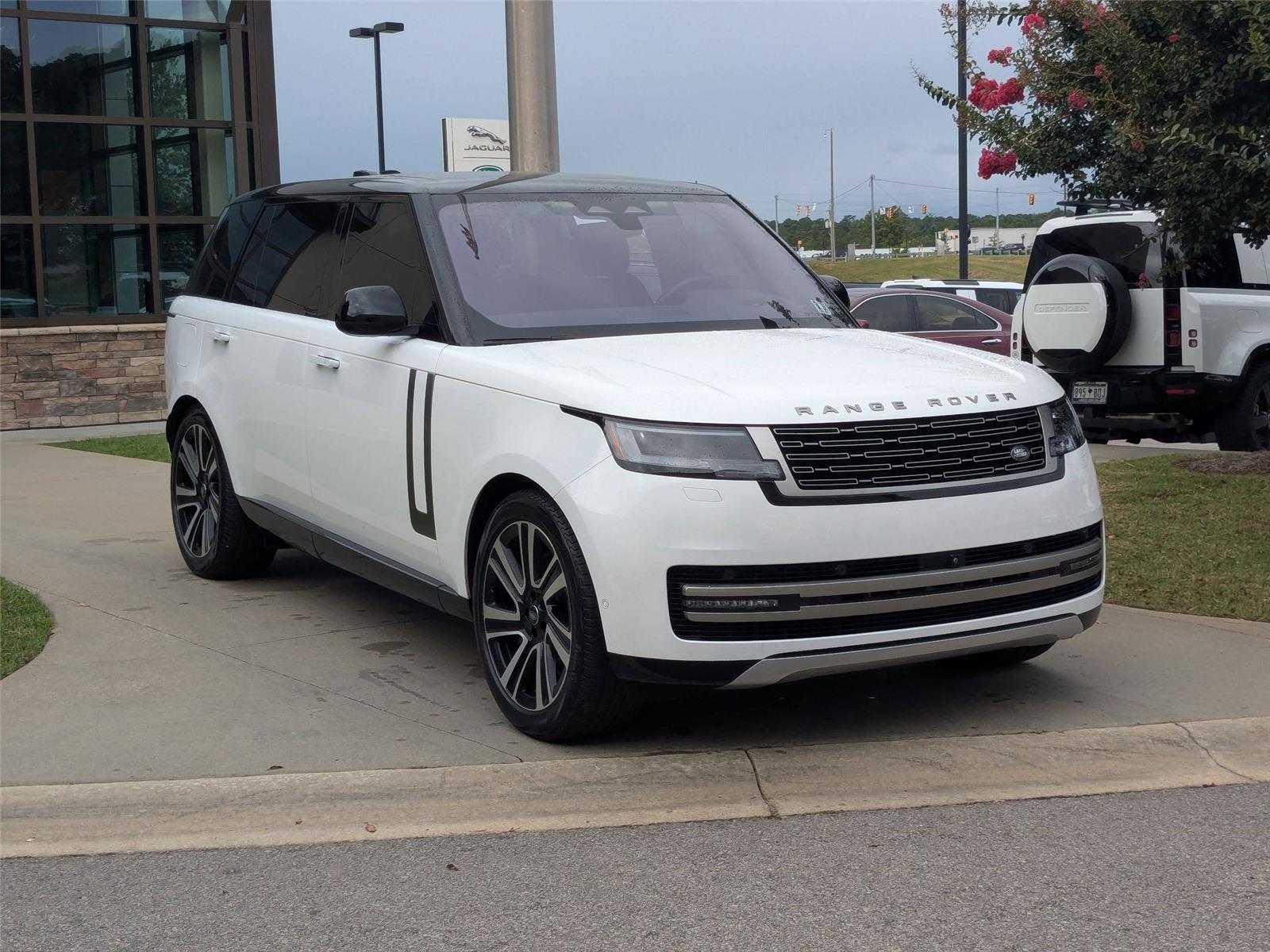 2023 Land Rover Range Rover SE photo 3