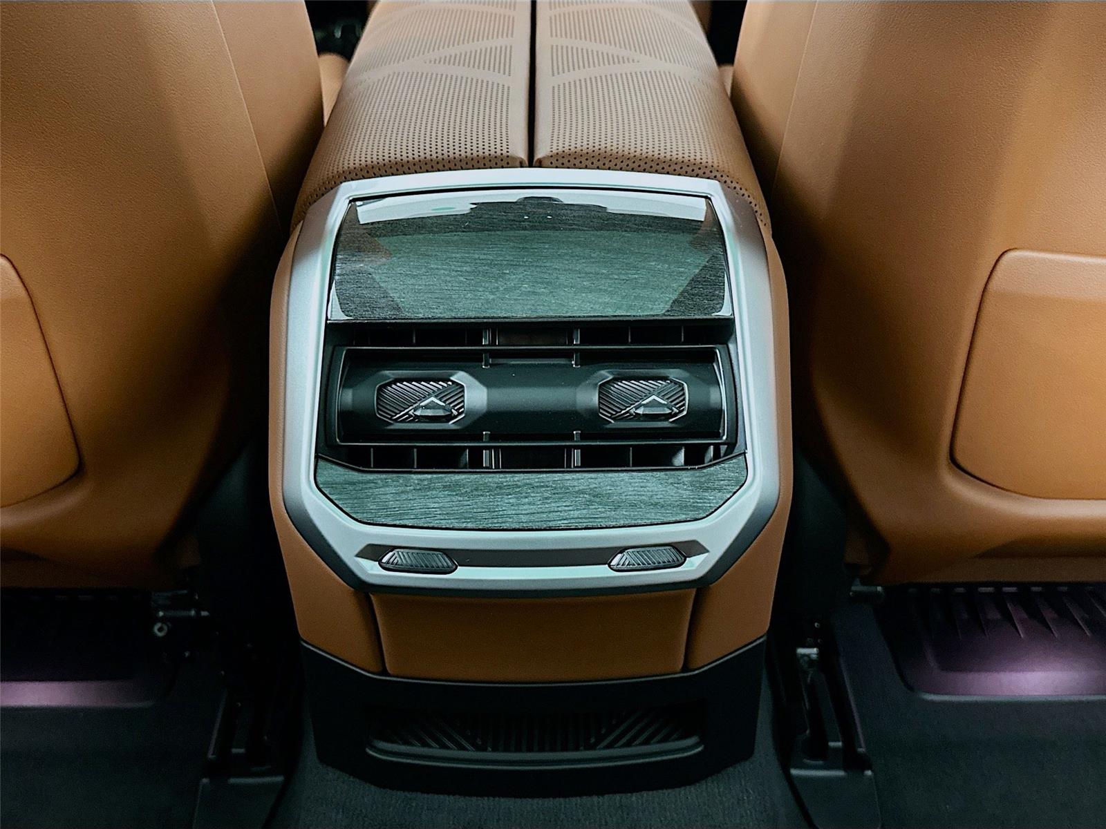 2026 Bmw 750e photo 26
