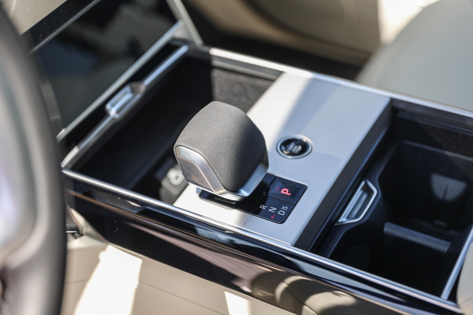 2025 Land Rover Range Rover SE photo 18