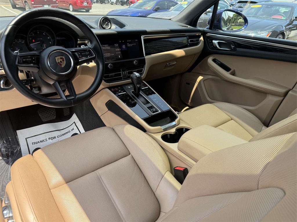 2022 Porsche Macan Base photo 2