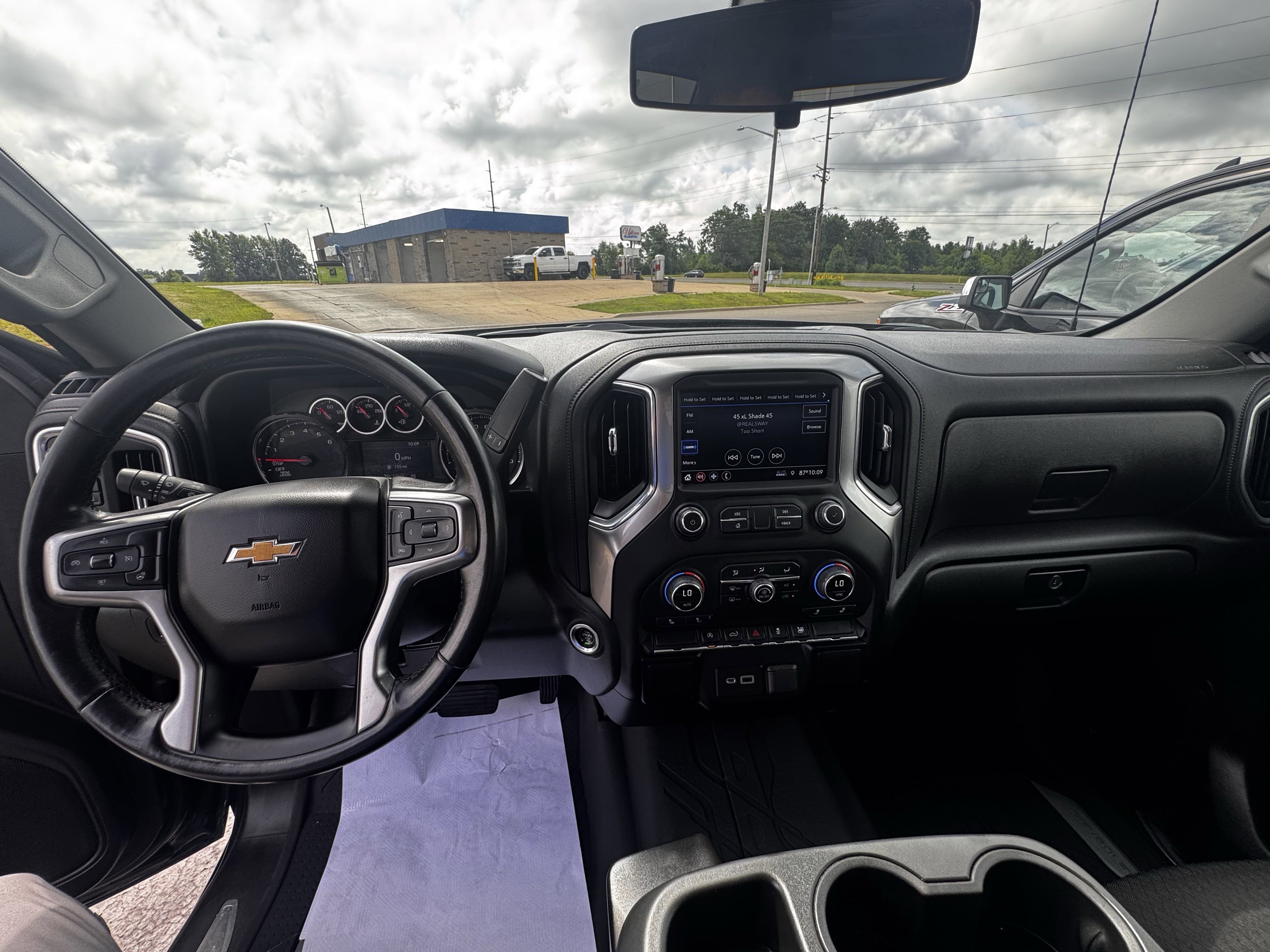 2022 Chevrolet Silverado 1500 LT photo 2