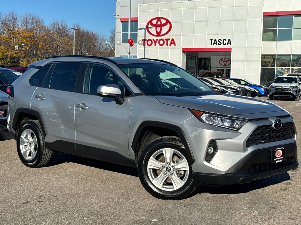 2021 Toyota RAV4 XLE's photo