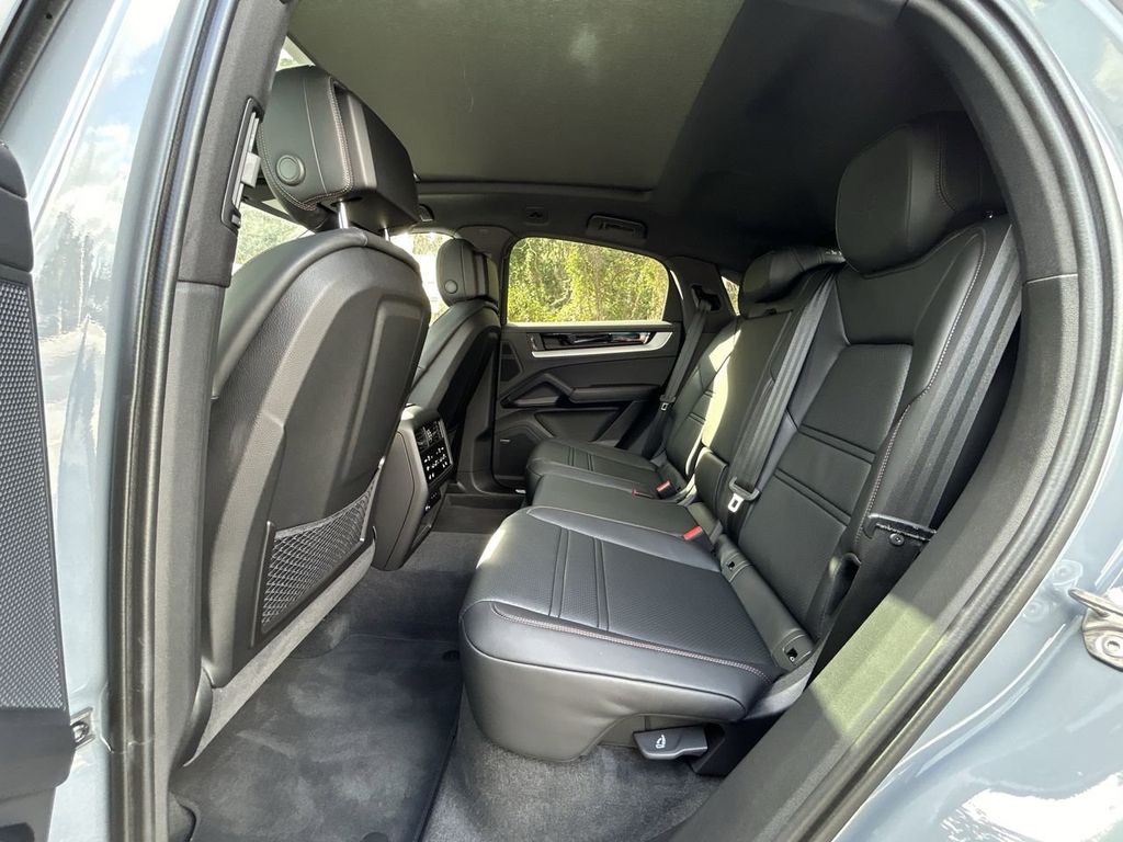 2025 Porsche Cayenne Coupe Base photo 27