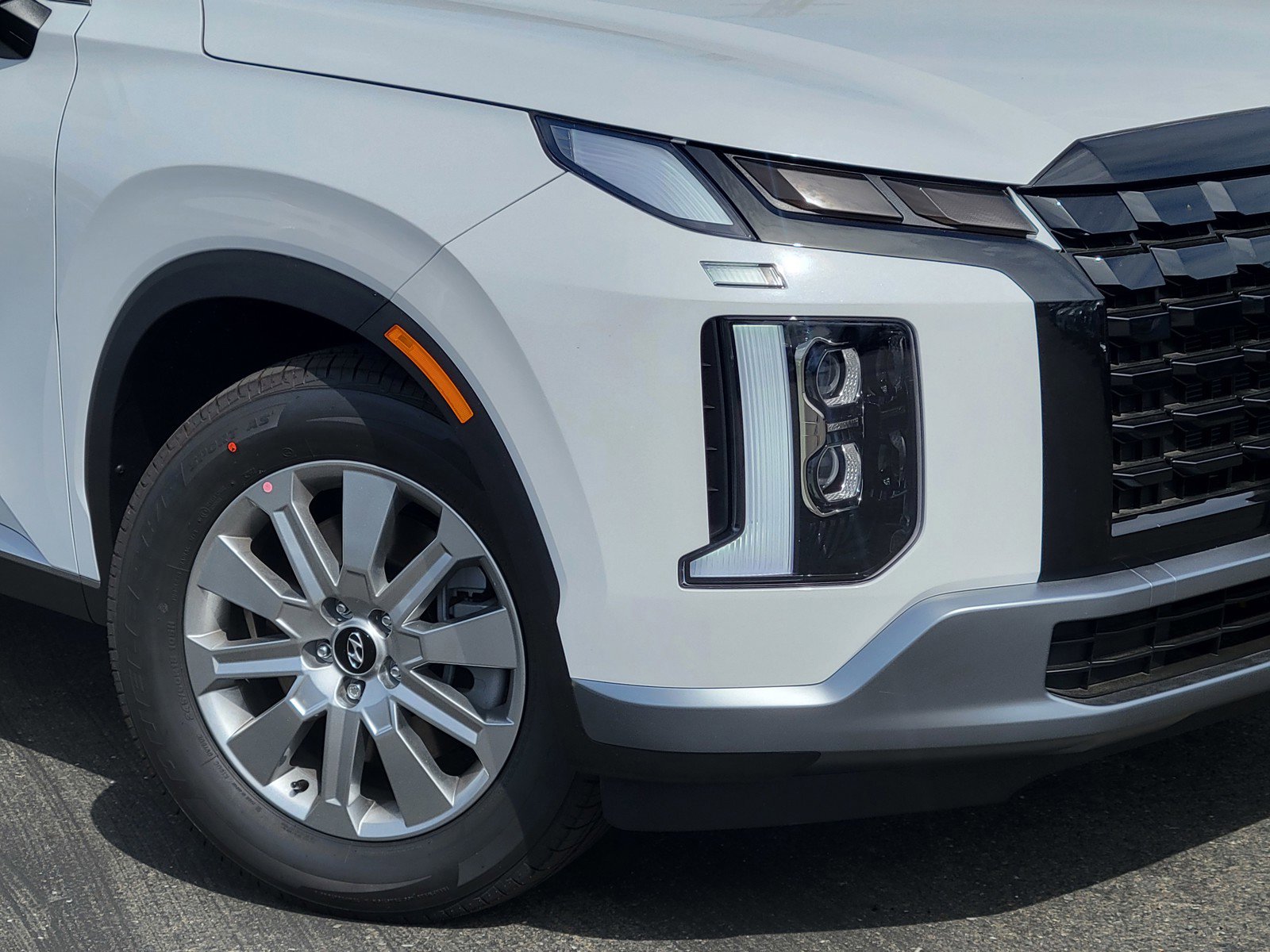 New 2025 Hyper White Hyundai SE image 3