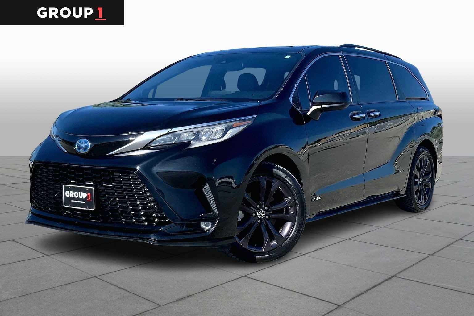 2021 Toyota Sienna XSE's photo