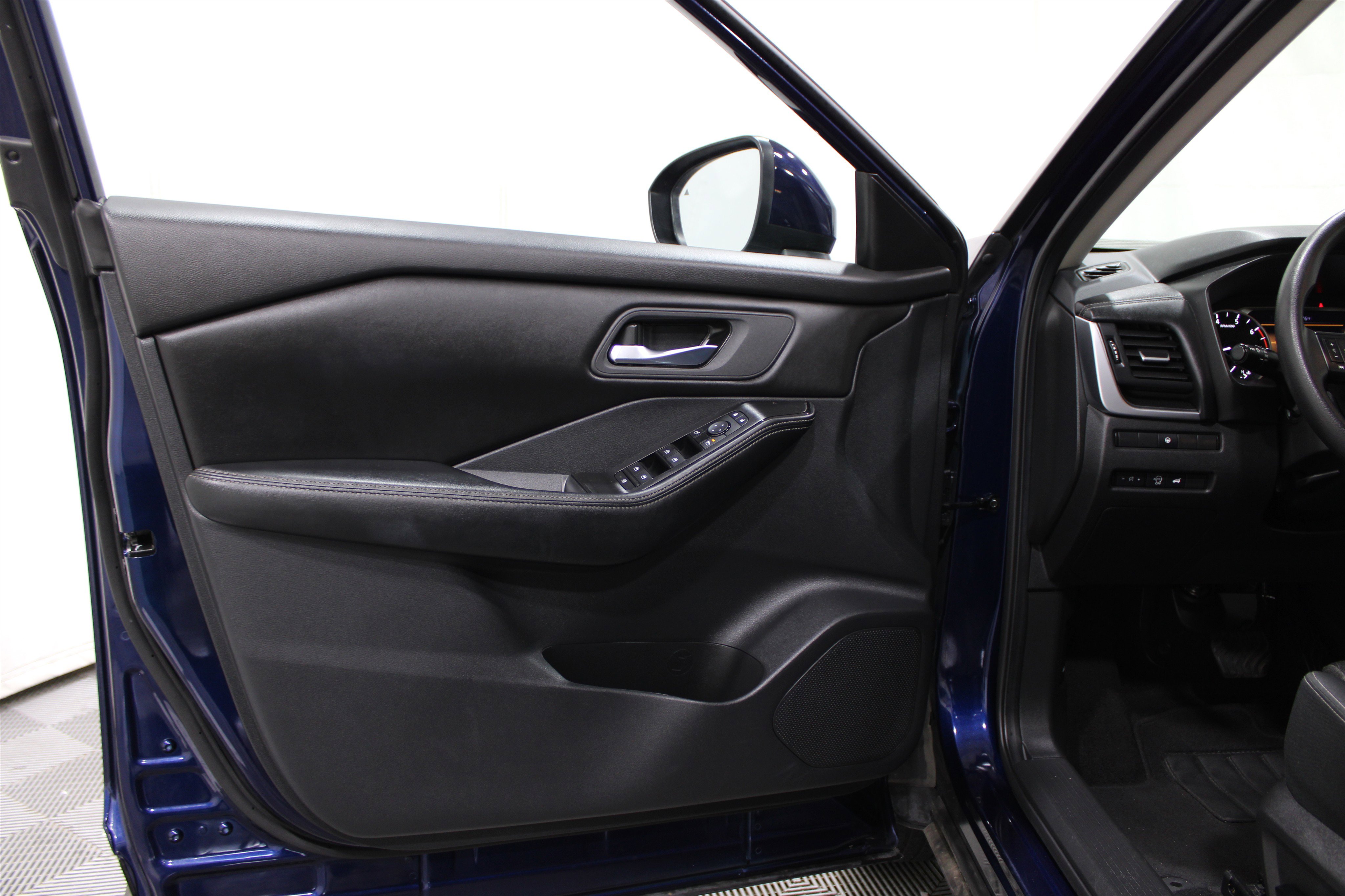 2024 Nissan Rogue SV photo 2