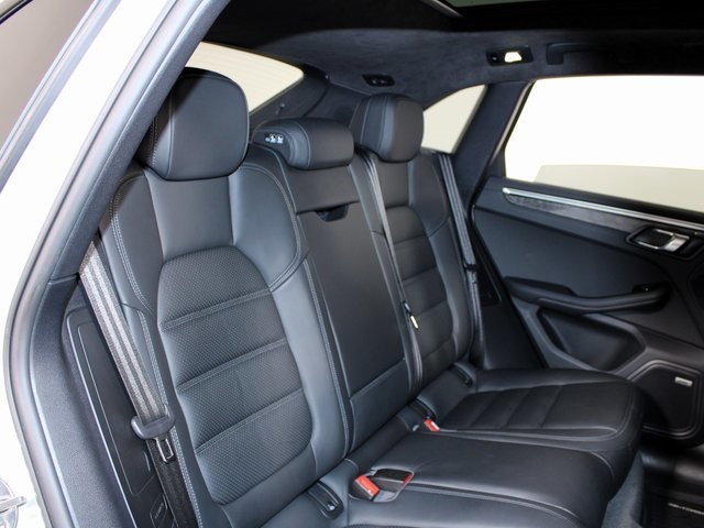 2021 Porsche Macan Turbo photo 23