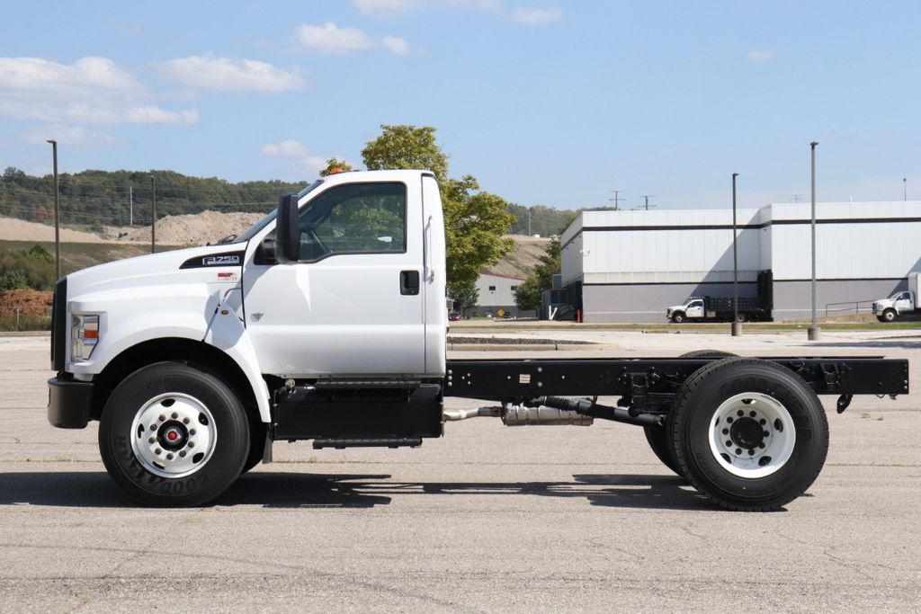 2025 Ford F-750 SuperCab photo 3
