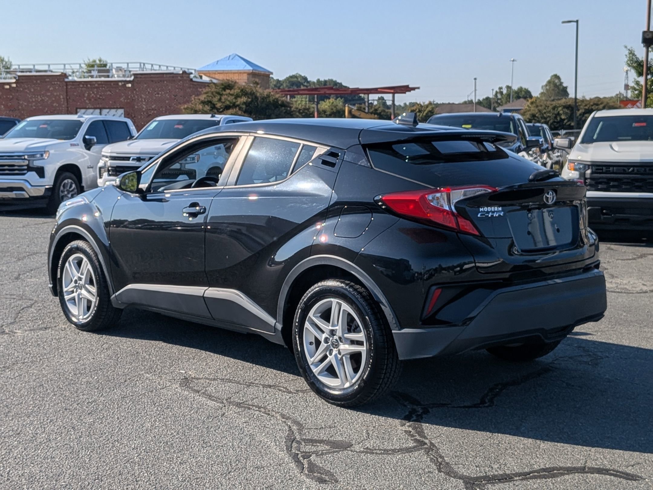 2021 Toyota C-HR LE photo 3