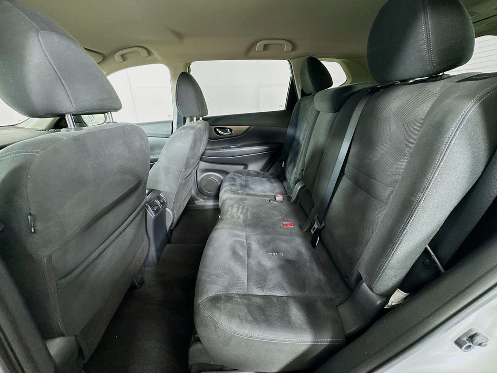 2015 Nissan Rogue SV photo 27