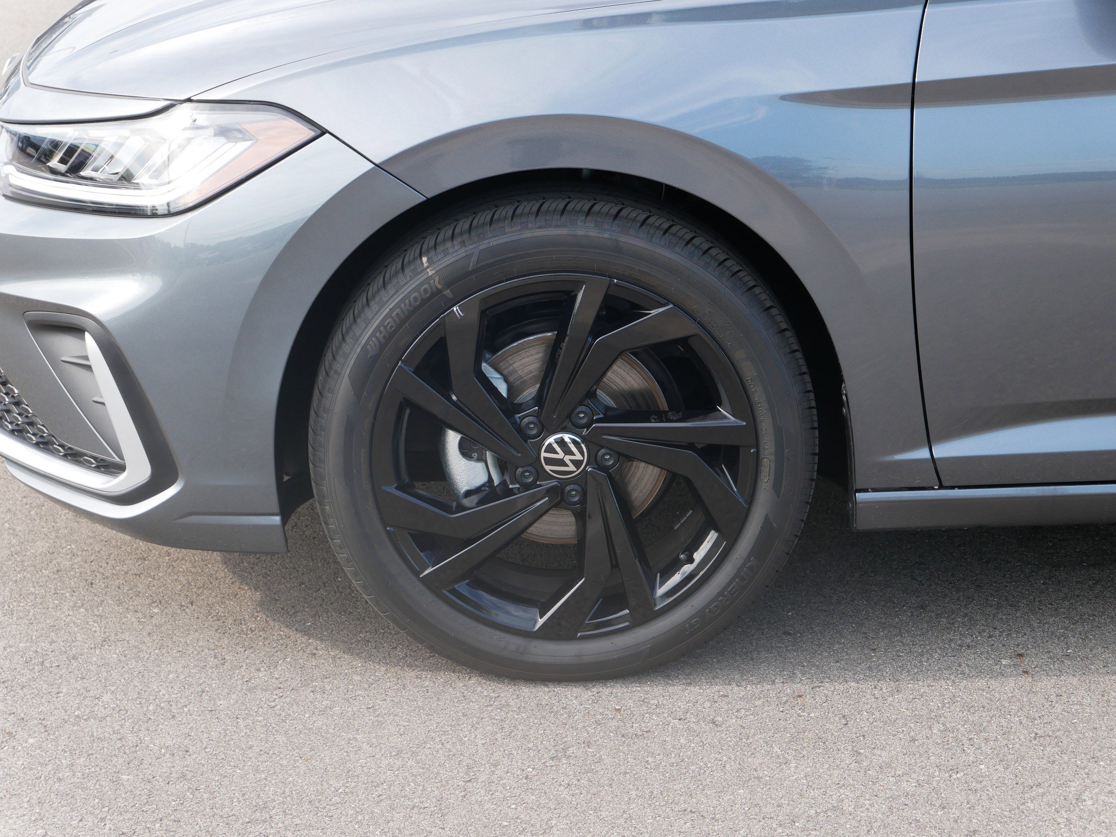 2025 Volkswagen Jetta SE photo 4