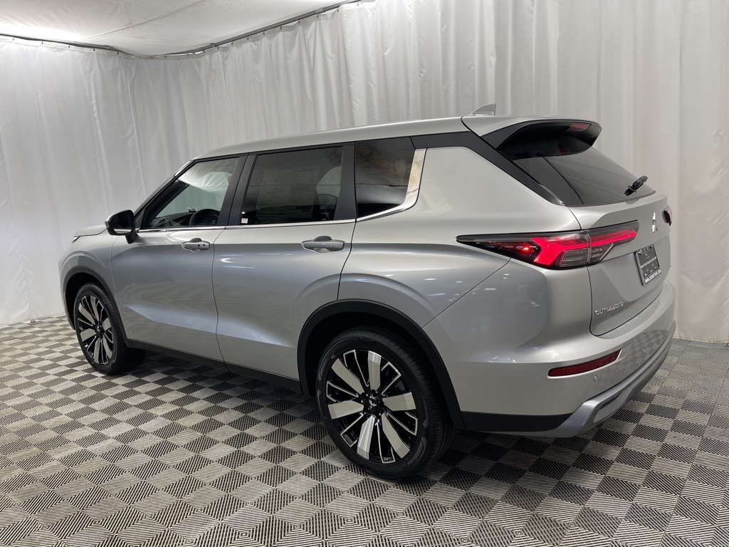 2025 Mitsubishi Outlander SE photo 4