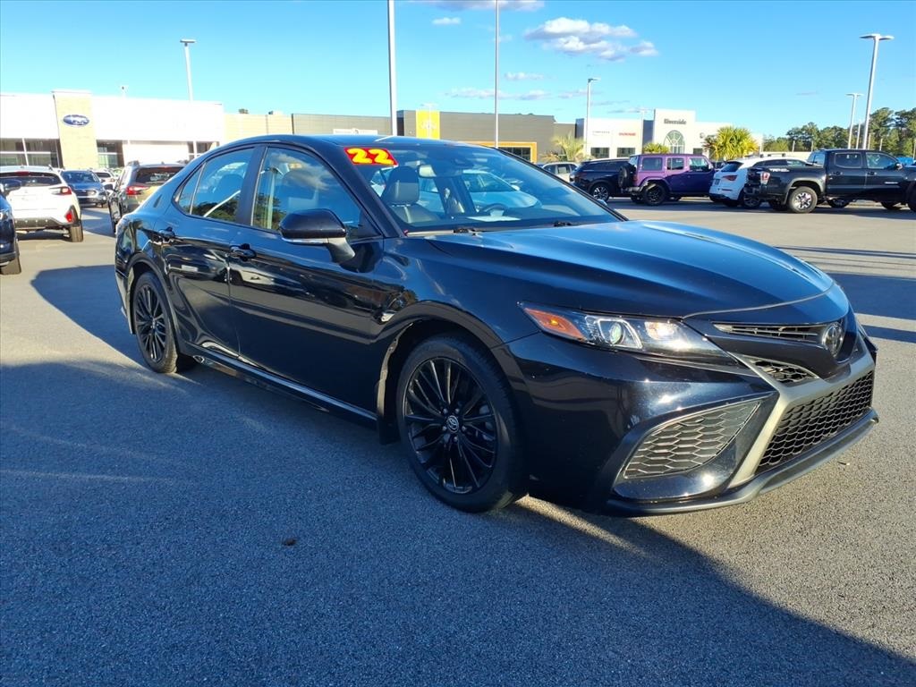 2022 Toyota Camry SE's photo