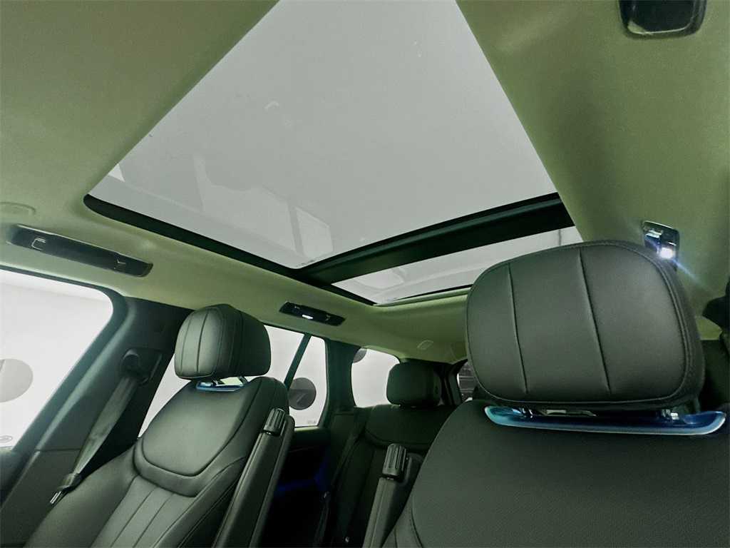 2025 Land Rover Range Rover SE photo 16