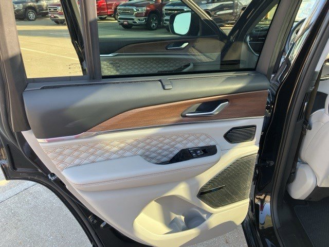 2022 Jeep Grand Cherokee Summit photo 23