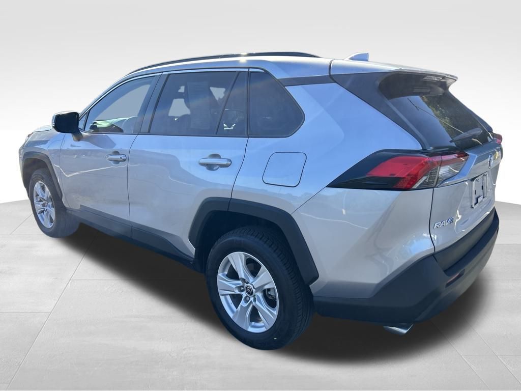 2021 Toyota RAV4 XLE photo 2