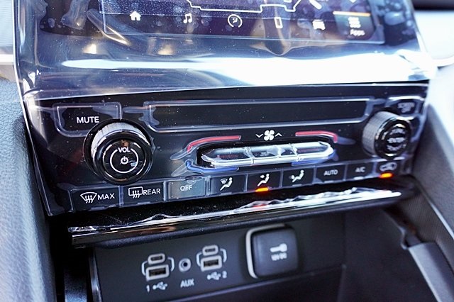 New 2024 Bright White Clear-Coat Exterior Paint Jeep Laredo image 32