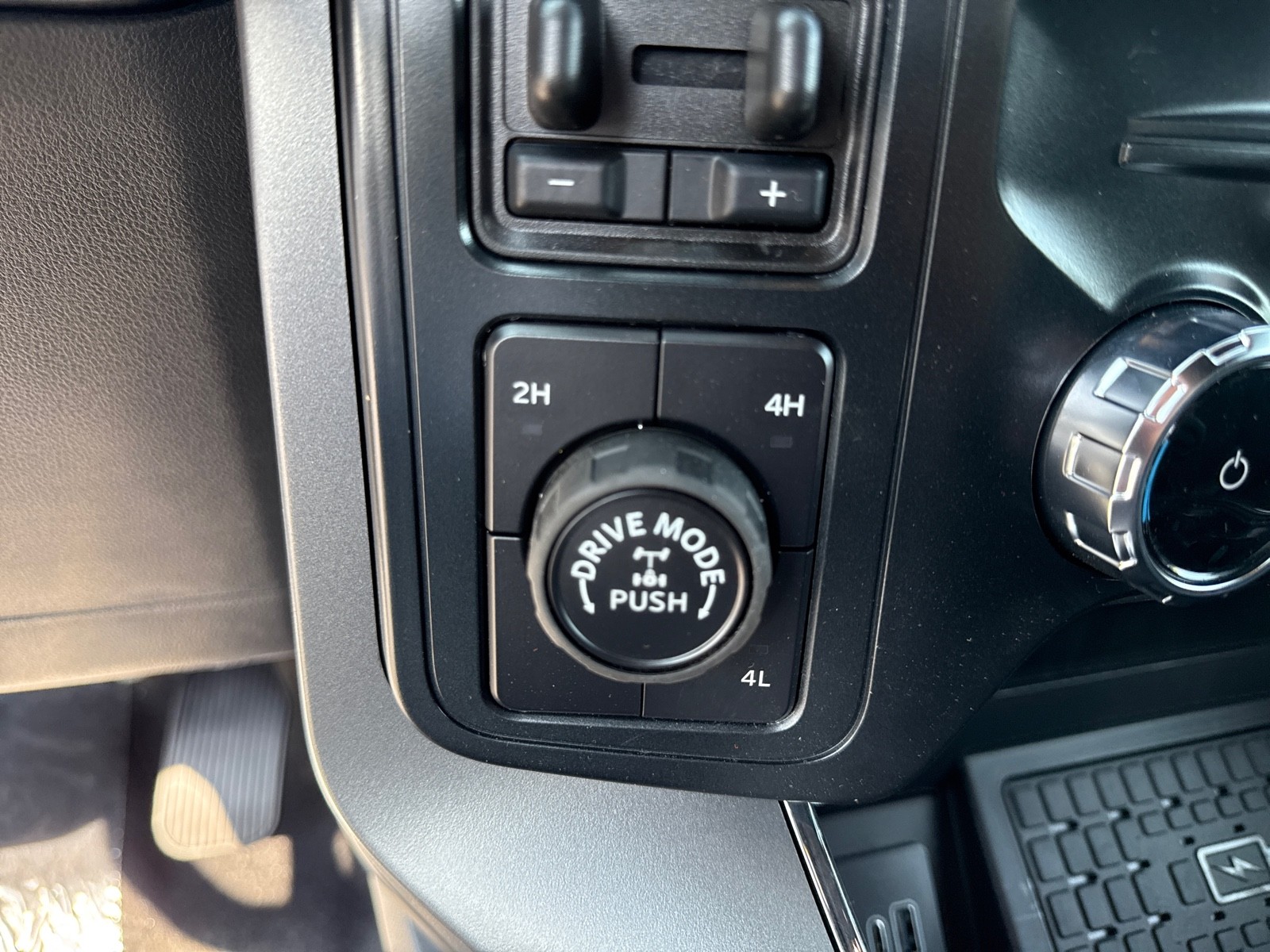2025 Ford F-150 XLT photo 17