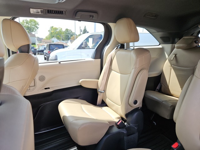 2023 Toyota Sienna XLE photo 16